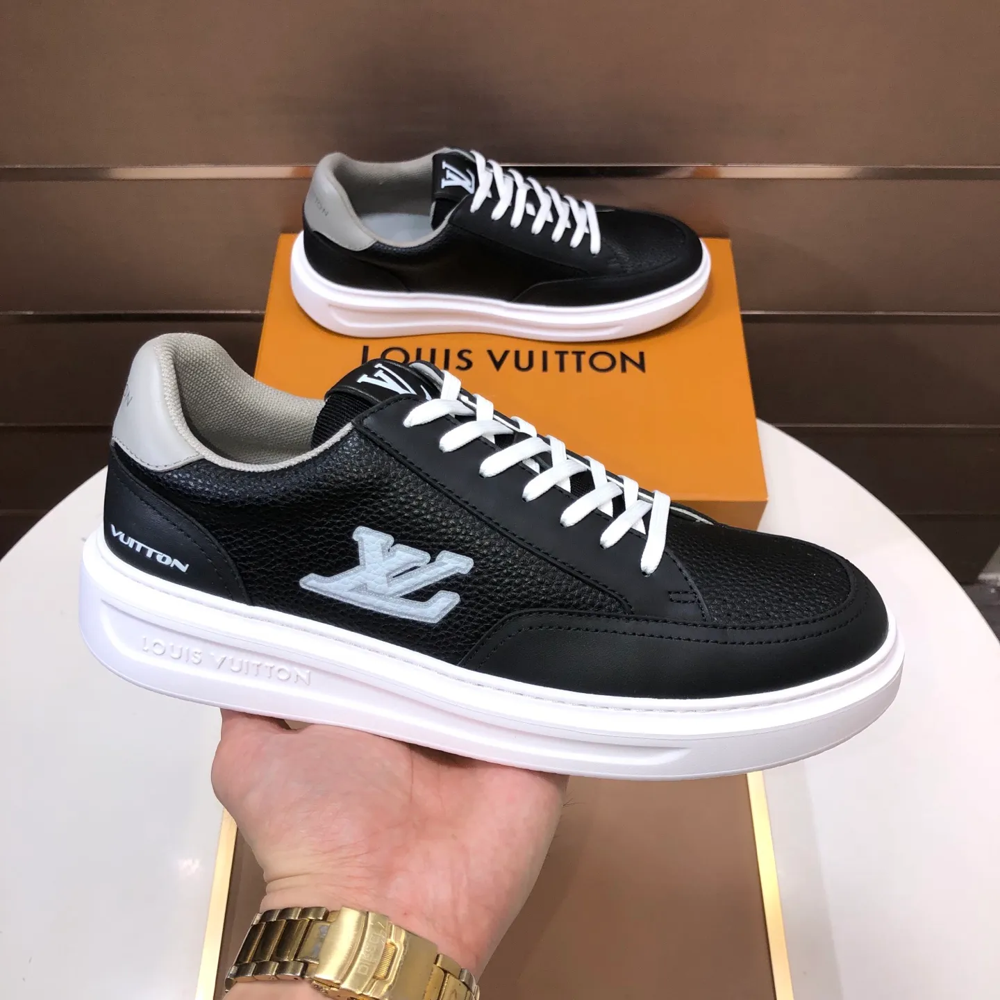 Factory batch 640💰original development, quality shipment, welcome to compare - LV sneaker series sports shoes introduce the loose silhouette of the ready-to-wear series into the spring and summer men's wear shows and make an eye-catching appearance. The cow leather upper is combined with rough fabric laces, and colorful beading highlights the brand's classic elements. LV letters mark the tongue and Monogram floral outsole. Mixed materials Made of top-grain cowhide, thick shoelace design, large Monogram print on the side, mesh lining and cotton feet, the comfort is as extreme as ever, premium heritage, quality first, worth owning! Size: Men’s 38-45 (45 is custom-made and cannot be returned or exchanged)
